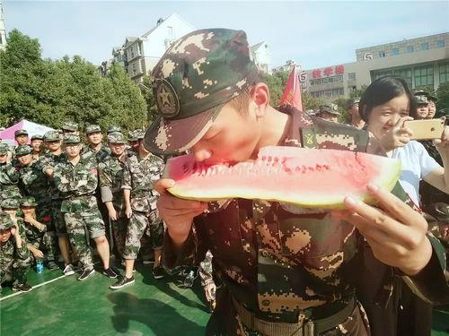 军训吃瓜